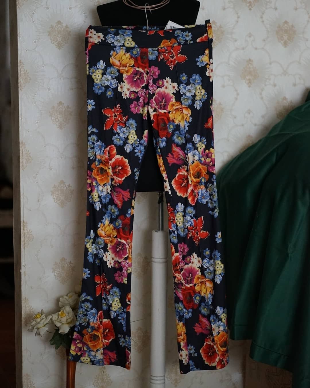 Pantaloni evazati cu flori Noi ( stil Zara, shein )