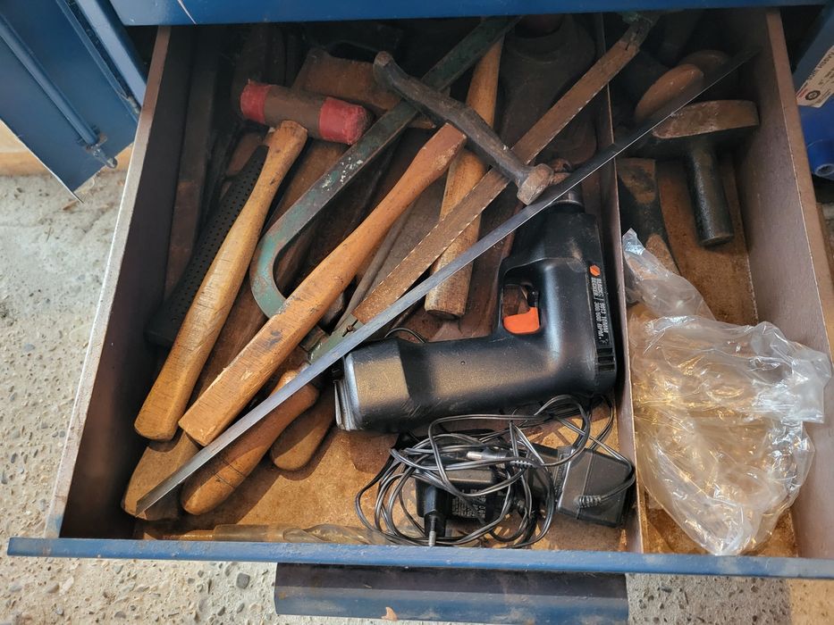 Vând banc de lucru, mobil,profesional, cu scule originale, ideal pentr