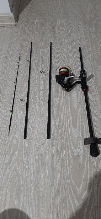 Bat spinning din 4 bucati impreuna cu mulineta