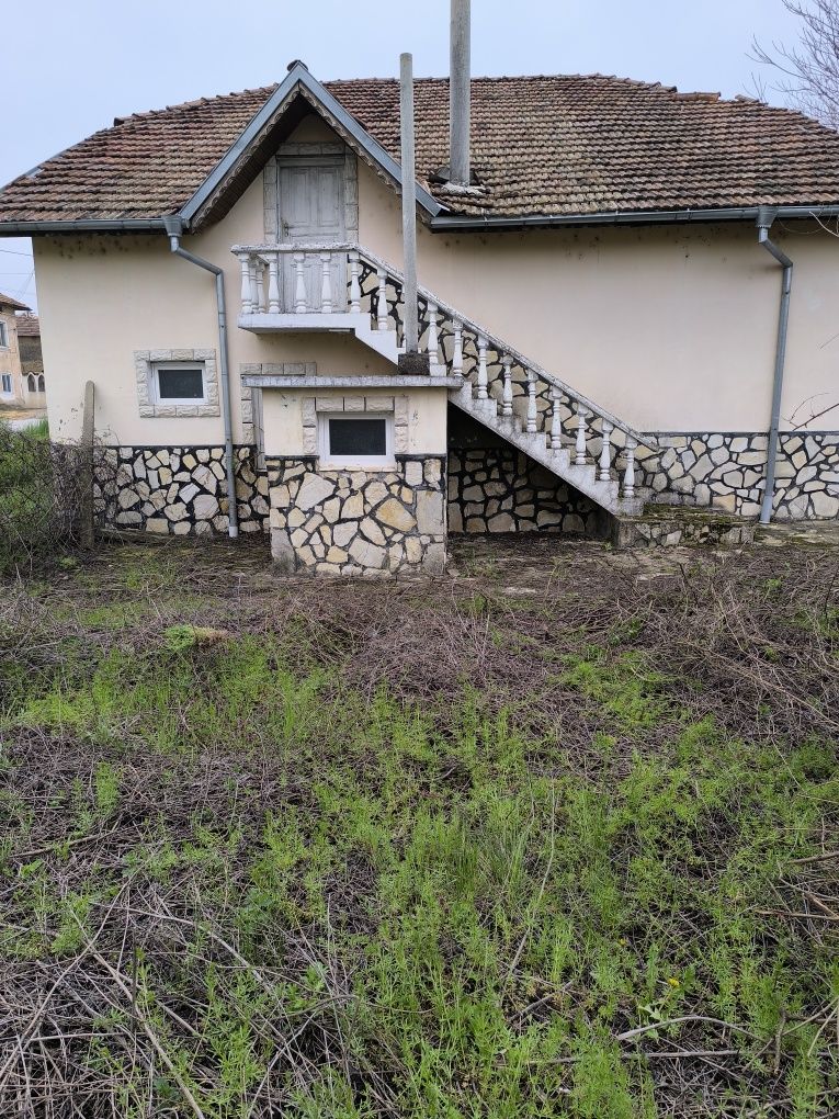 Продавам къща на главен път в с.Страхилово
