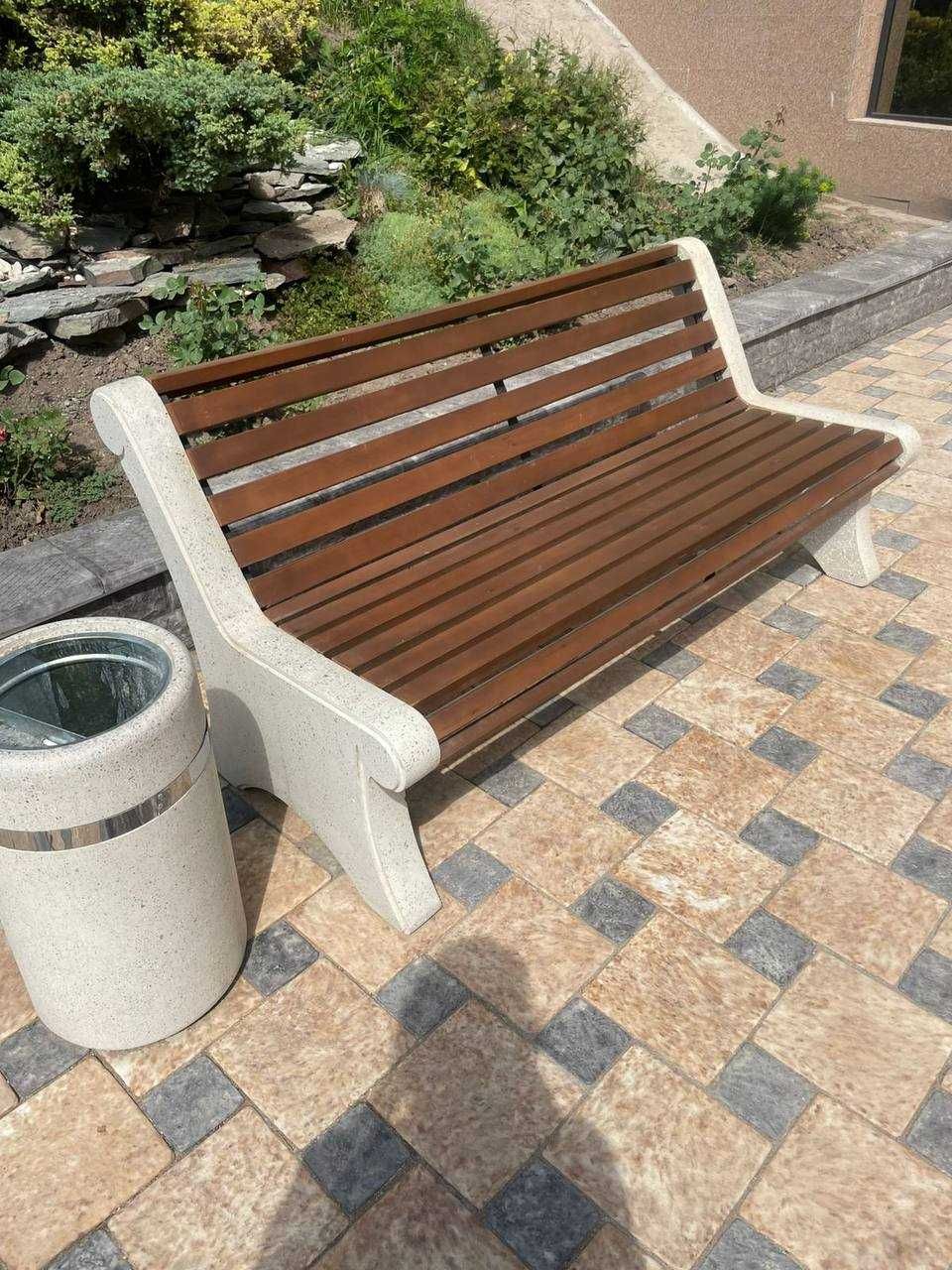 Скамейка изготовлена из композитного мрамор