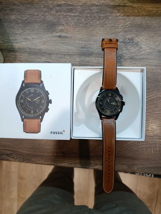 Fossil ръчен часовник Hybrid.