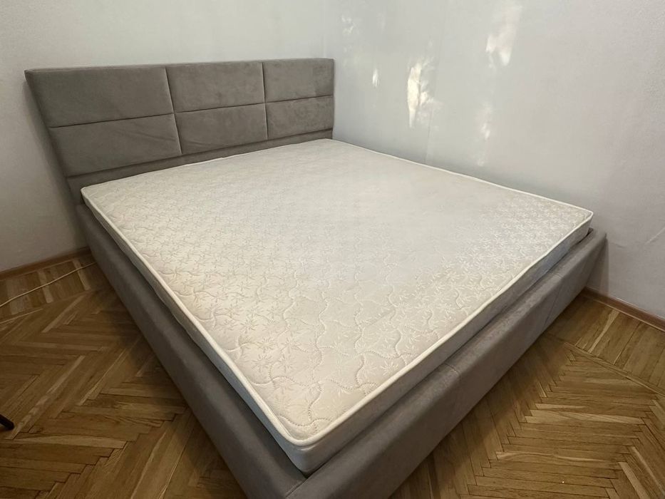 Двуспальная кровать