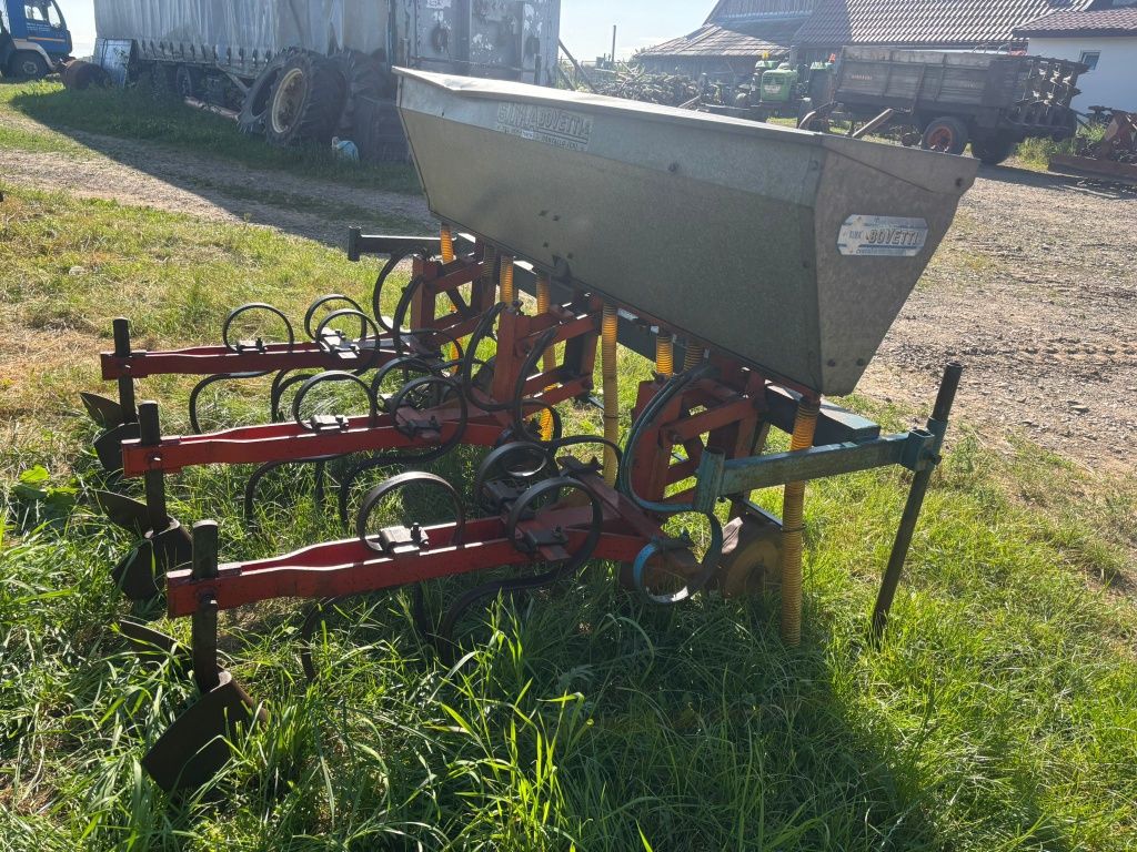 Prasitoare cu fertilizare cu 3 sectii