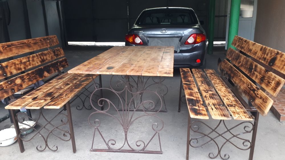 Кованый стол и скамейки