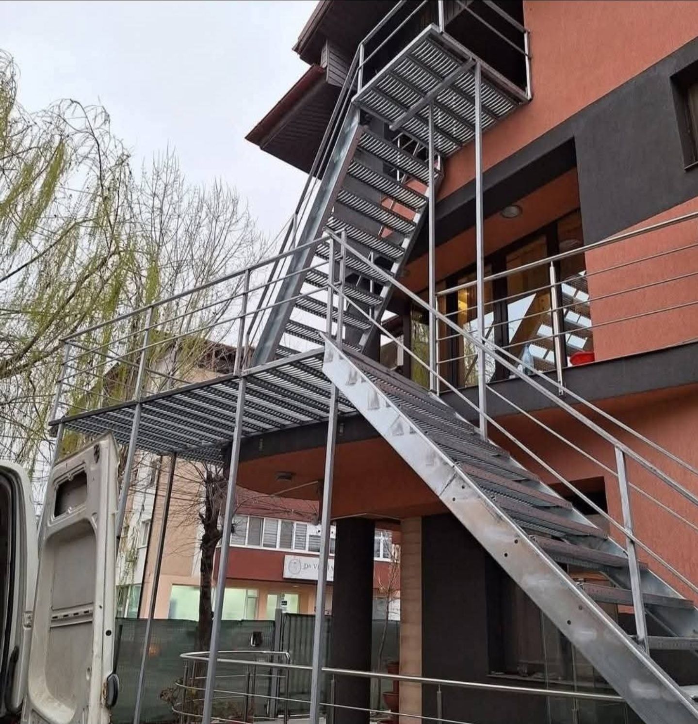 Confectionam scarii metalice zincate exterioare și pentru incendii , p