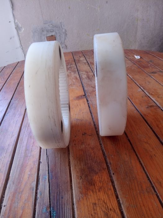 Продавам зъбни колела за валираща асфалтова машина