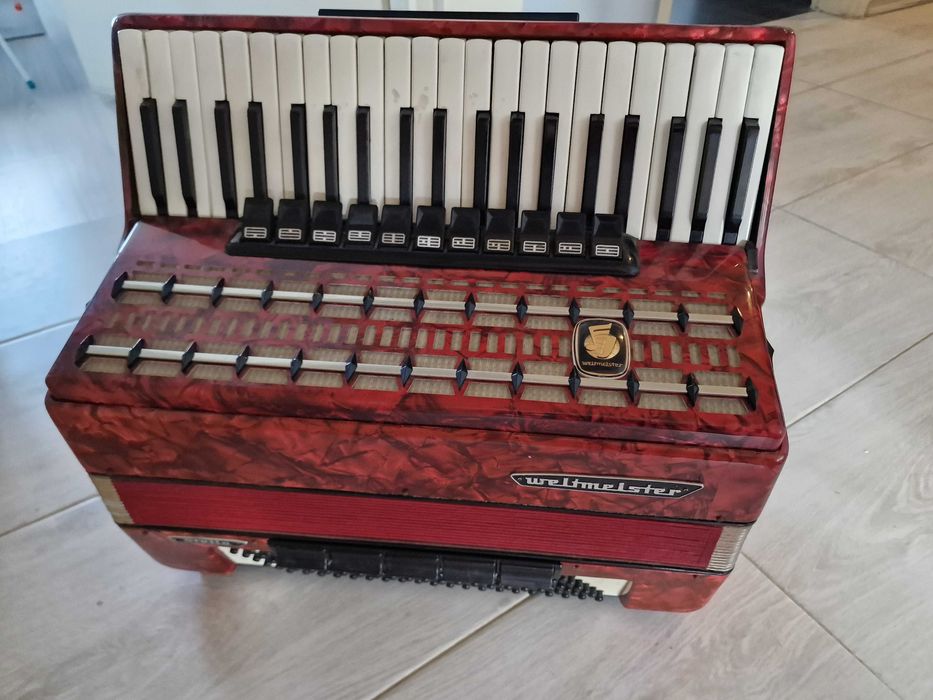 Акордион Weltmeister Stella 120 басов полупрофесионален