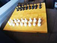 Стар дървен шах. Всички фигури са налични.