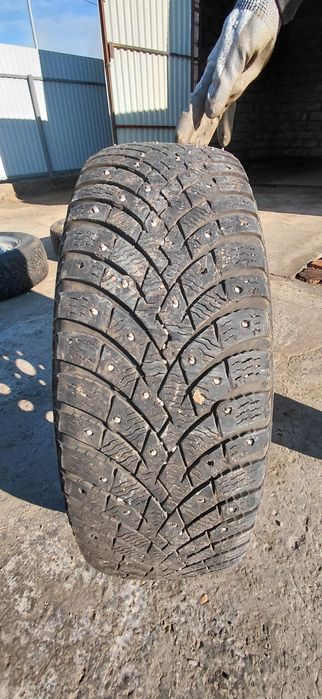 Продается зимние шины (шипы)