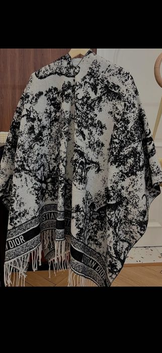 Poncho Christian Dior,model 2026-iarnă
