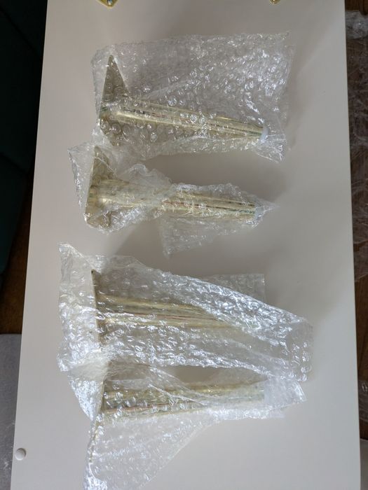 Picioare metal pentru mobila
Înălțime 18 cm
Cu șuruburi