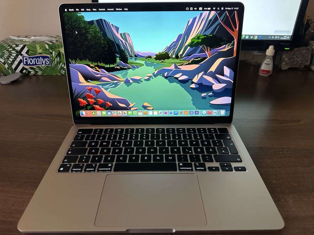 Vand laptop Apple Macbook Air cu procesor M2