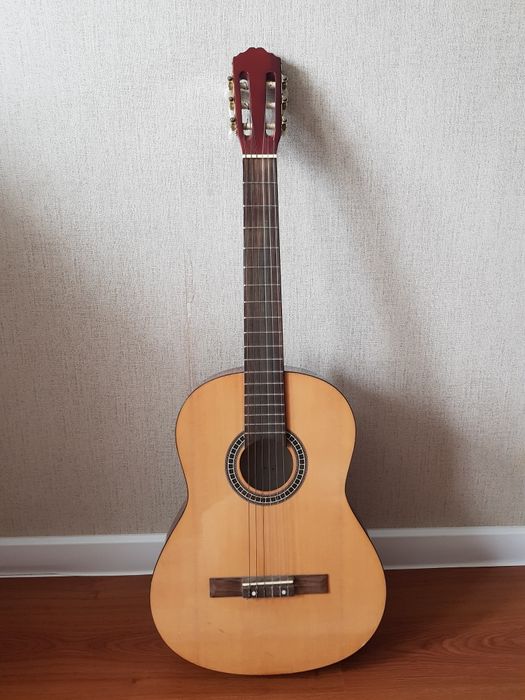 Продам гитару классическая