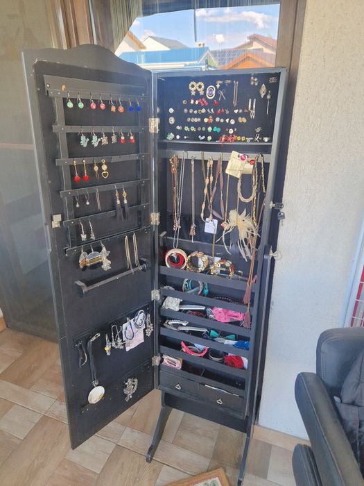 Vând oglinda suport bijuterii