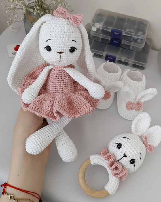 Вязанные игрушки, подарки, пинетки, погремушки