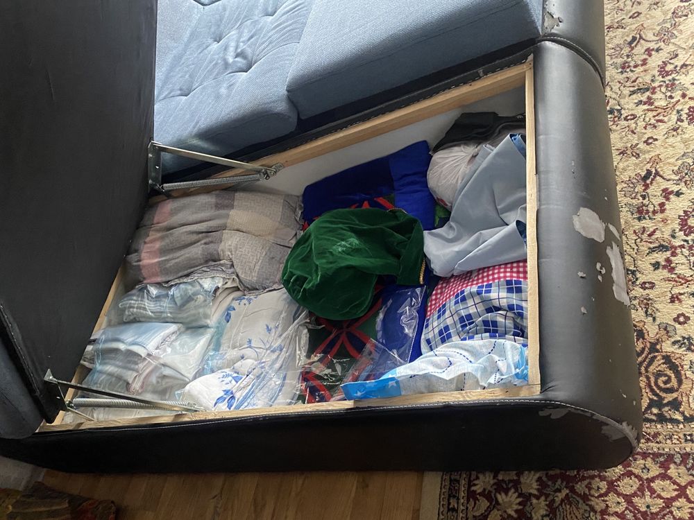 Продам срочно диван б/у но чистый