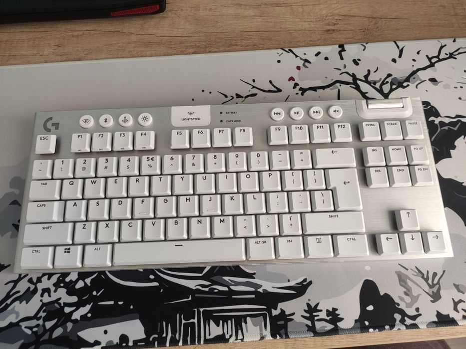 Logitech G915 TKL White - безжична механична клавиатура (Lightspeed)