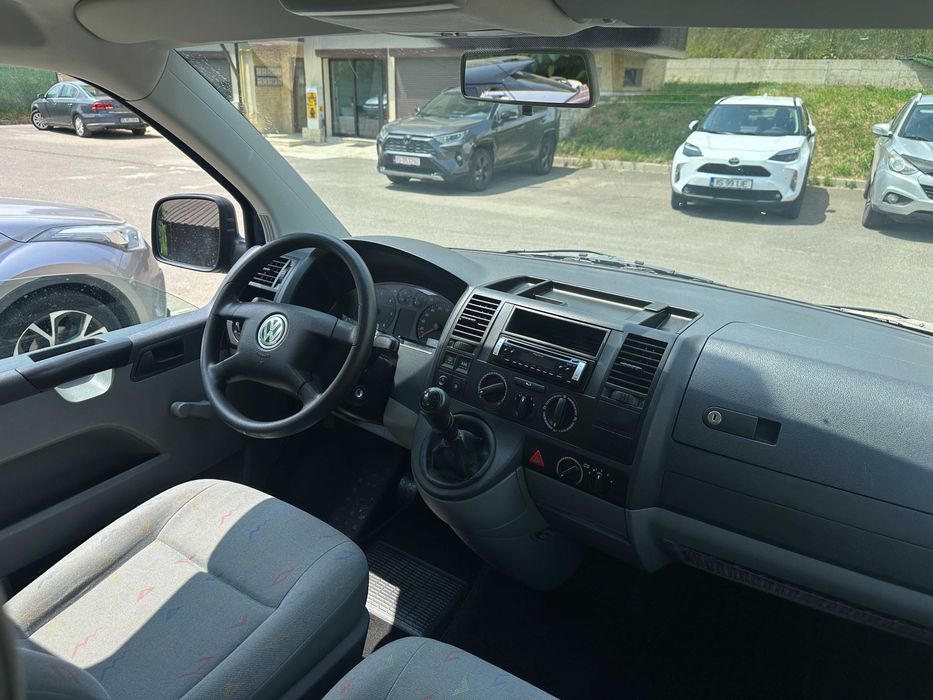 Inchiriez Volkswagen Transporter 8+1 - MASINA DE INCHIRIAT