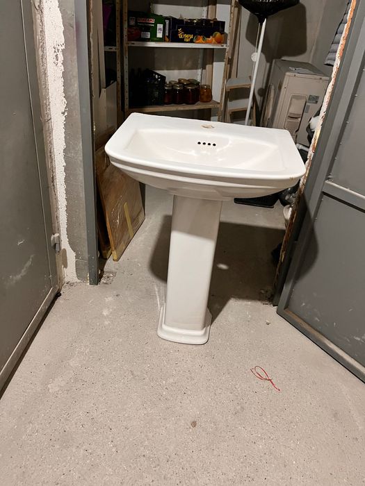 Бяла мивка с пиедестал