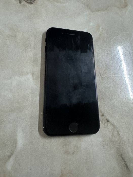 Продам айфон се 2020