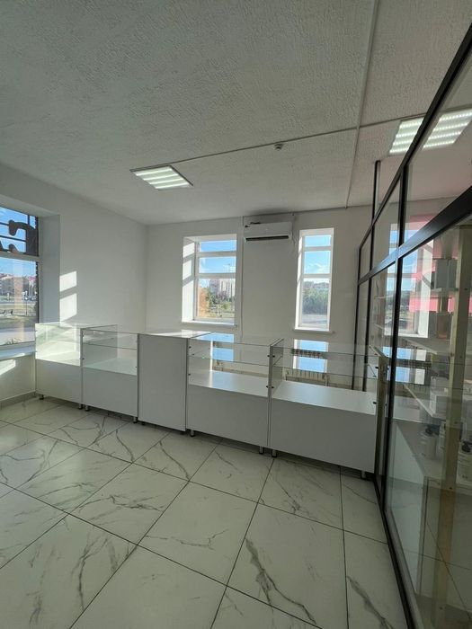 Продам витрины, стеллажи для раскладки товара