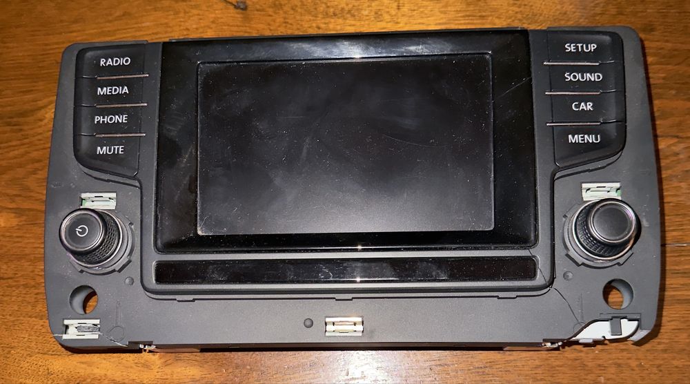 Sistem multimedia original Volkswagen – model MIB Std BT (Panasonic)