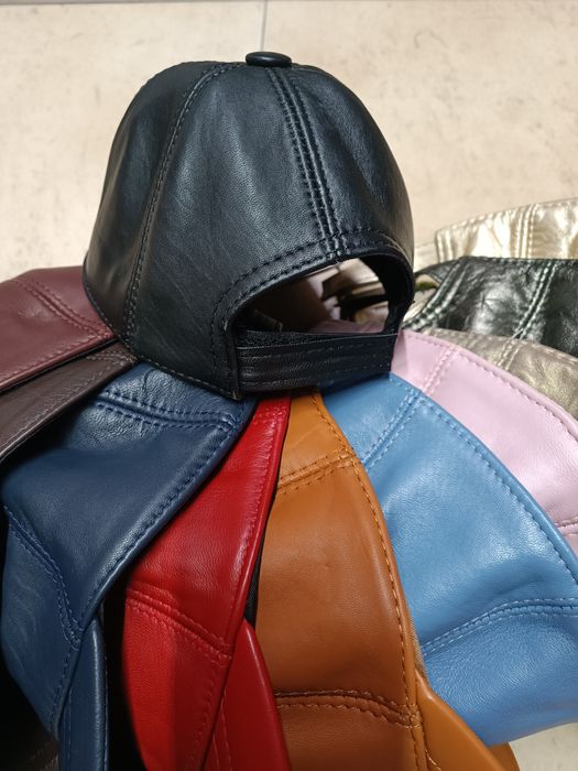 Кожена шапка с помпон от естествен косъм