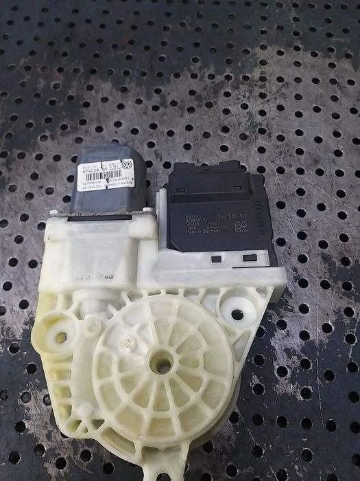 Motoras macara dreapta spate vw passat b6 3c 962618100 7746021100 3c0959794 974228135 3c0959704
