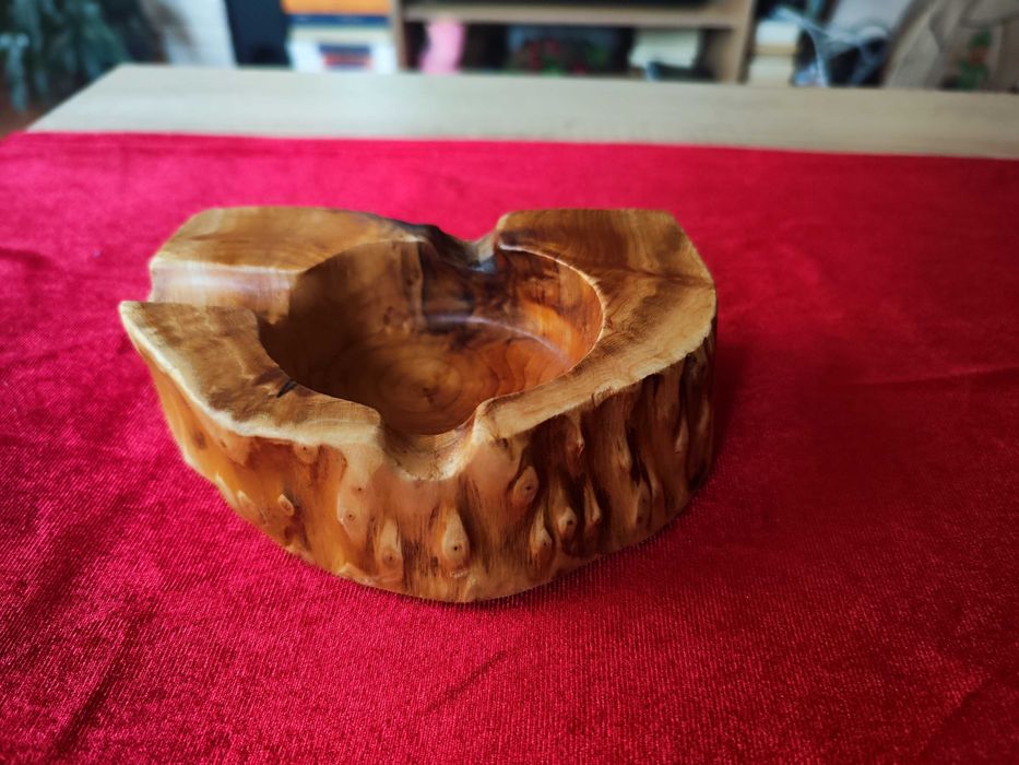 Дървен ръчно правен пепелник за пури