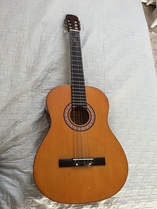 Гитара , музыкальный инструмент.