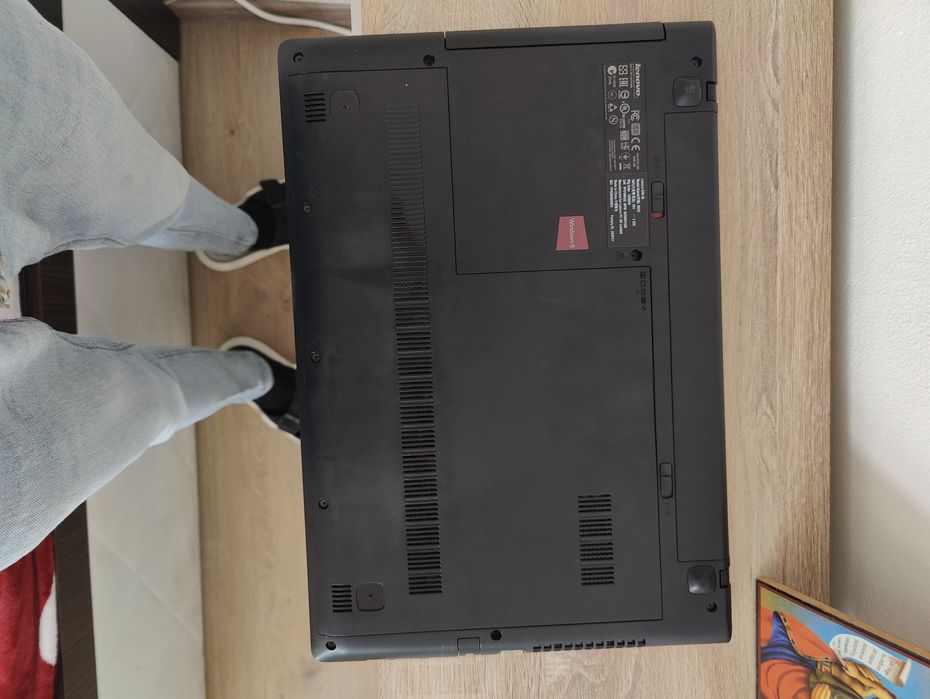 Laptop Lenovo arată impecabil