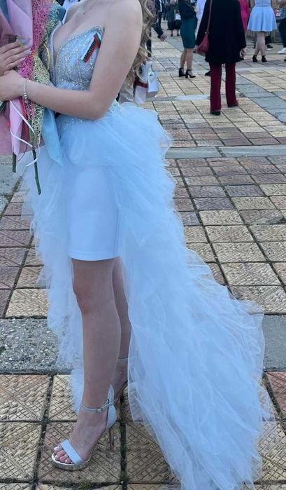 Бална рокля в бебешко синьо.