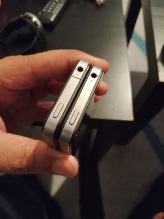 Vând iPhone 4 și 4s, două iPad 2