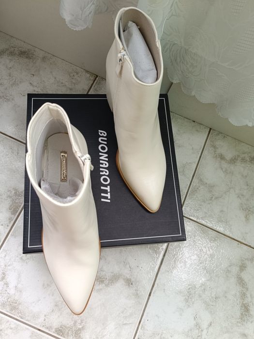 Нови бели боти на ток номер 38