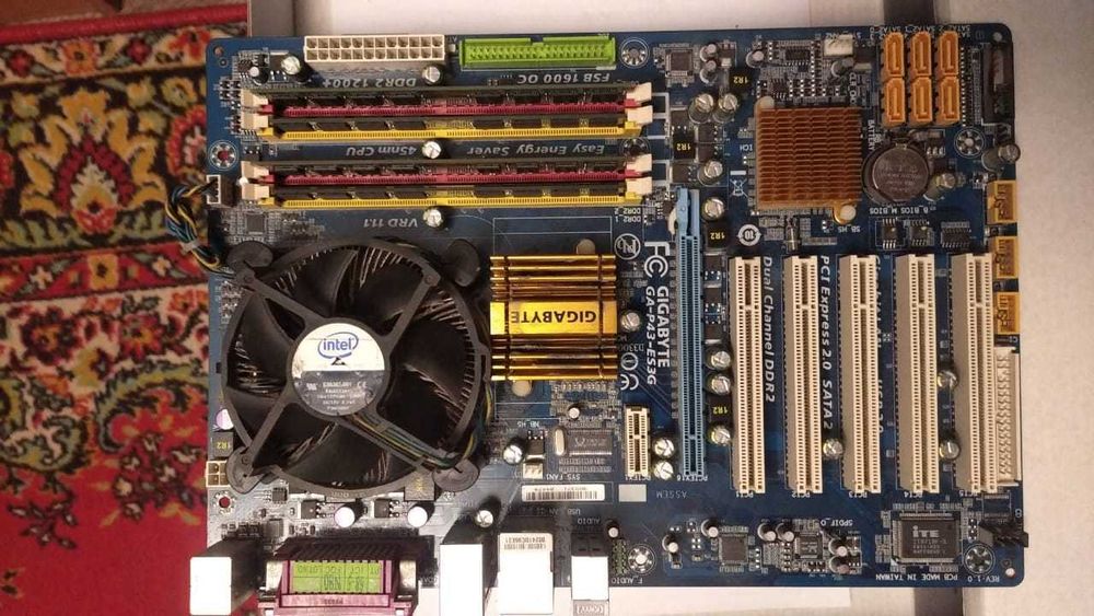 Материнская плата GIGABYTE с процессором и ОЗУ