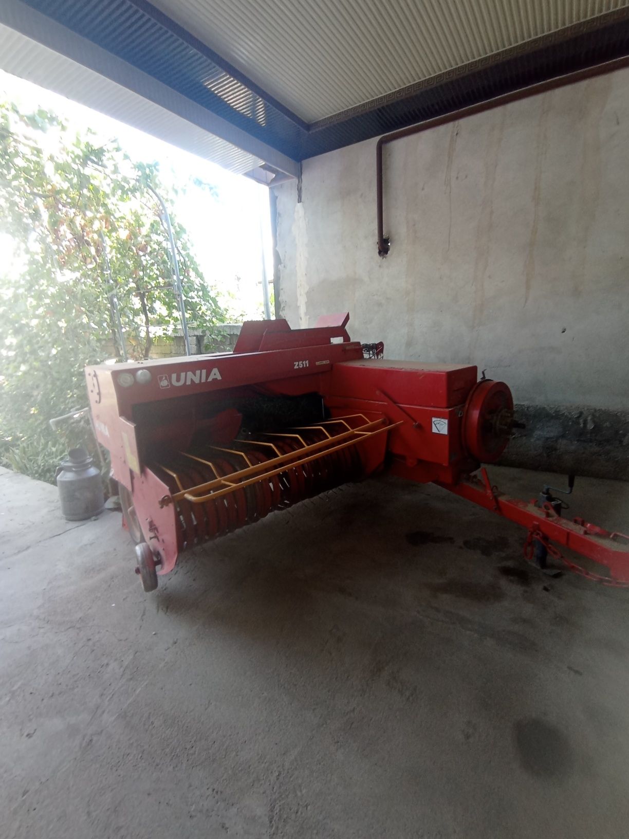Eles traktor va kaplekt narsalari bilan