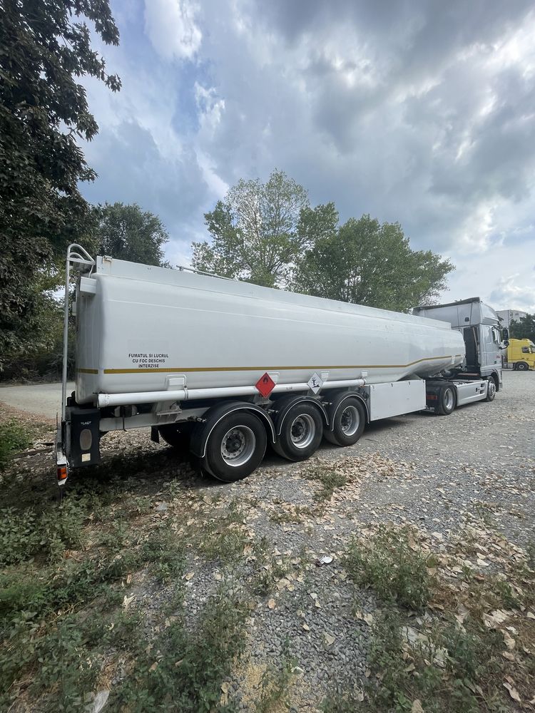 Ansamblu ADR (cap tractor Daf + semiremorcă Schrader)