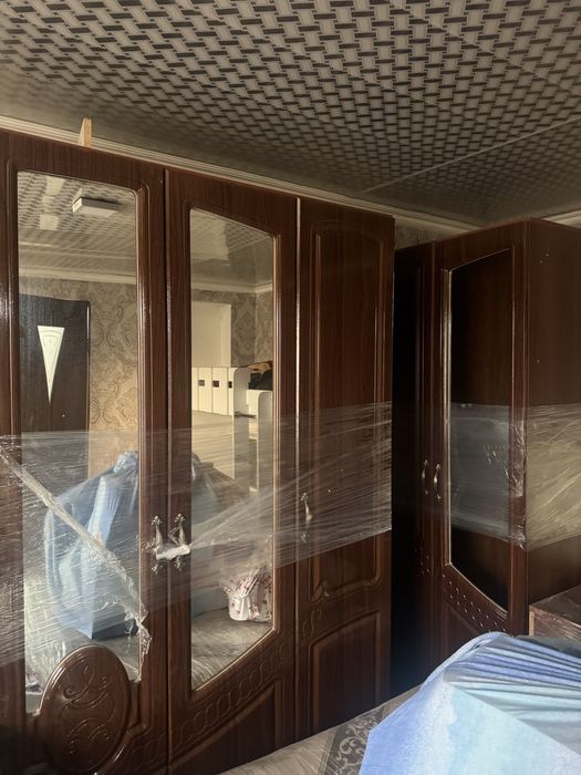 спальный гарнитур:төсек матрацымен,шкаф 5есікті,сандық,камод айнасымен
