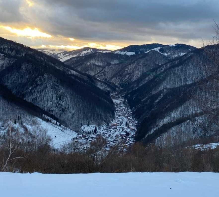 Vand teren Muntele Rece panorama spre Valea Ierii