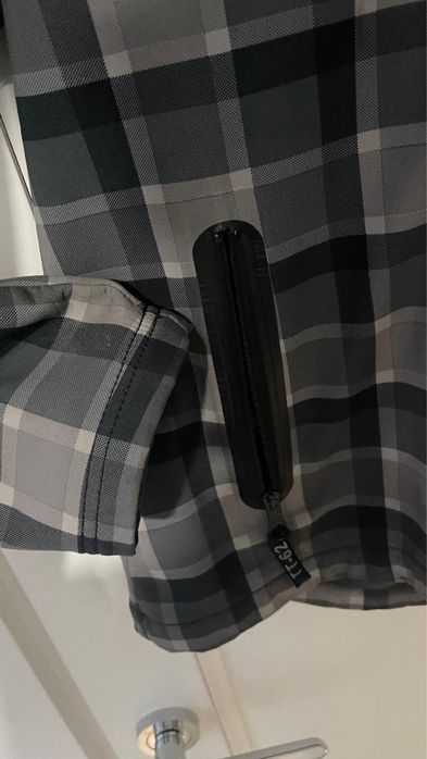 Gheaca subtire, in stare foarte buna, vine cu gluga