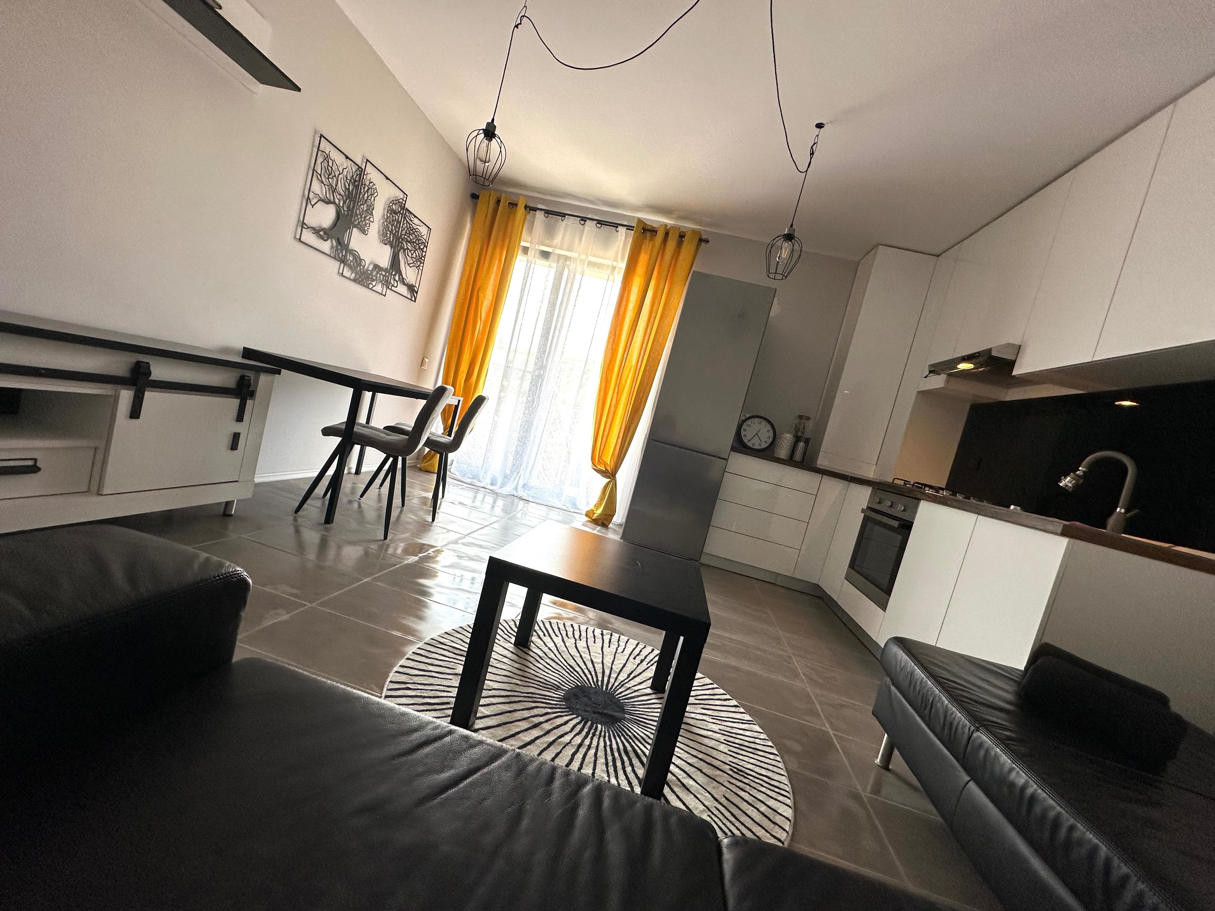 Închiriez apartament cu grădină