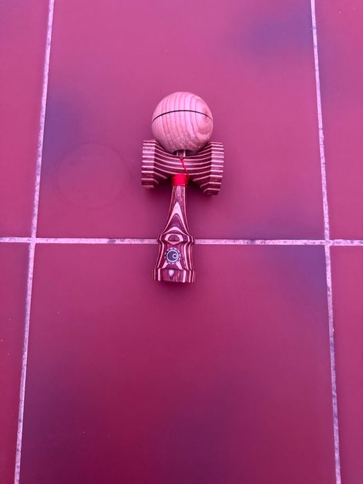 Ken o Kendama și tama ne-o glix o Kendama