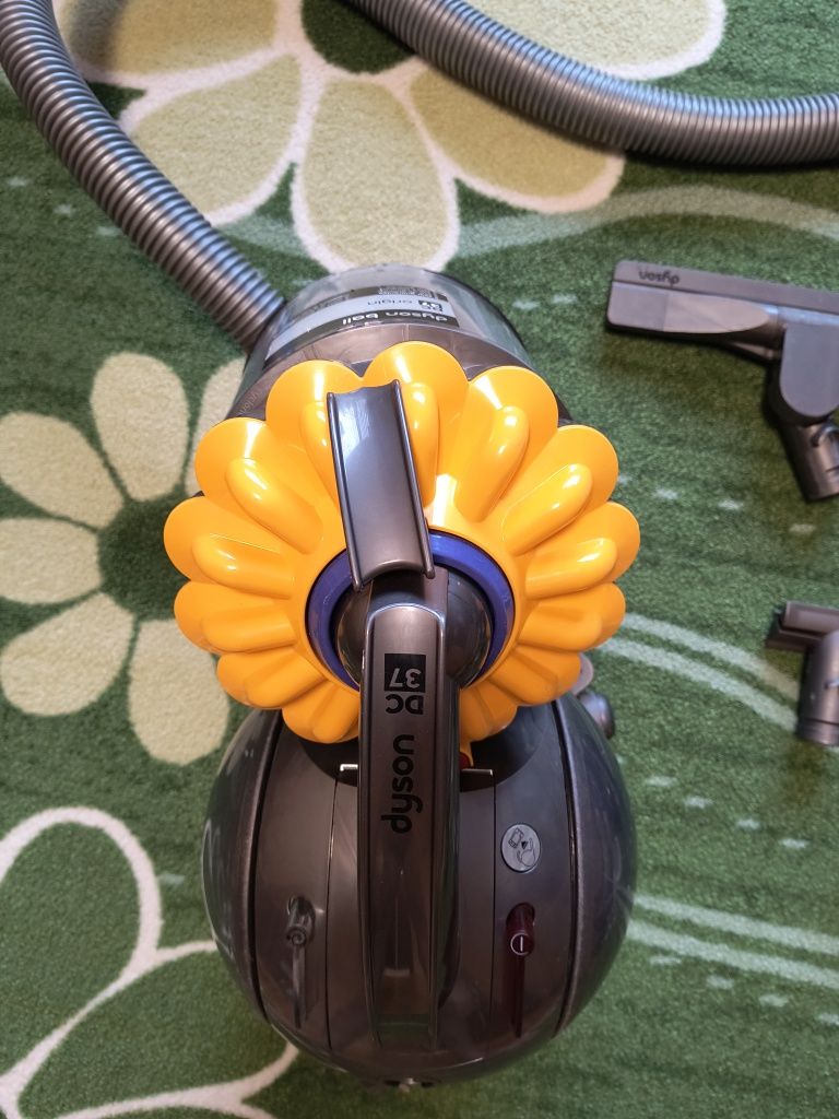 Dyson DC37 прахосмукачка