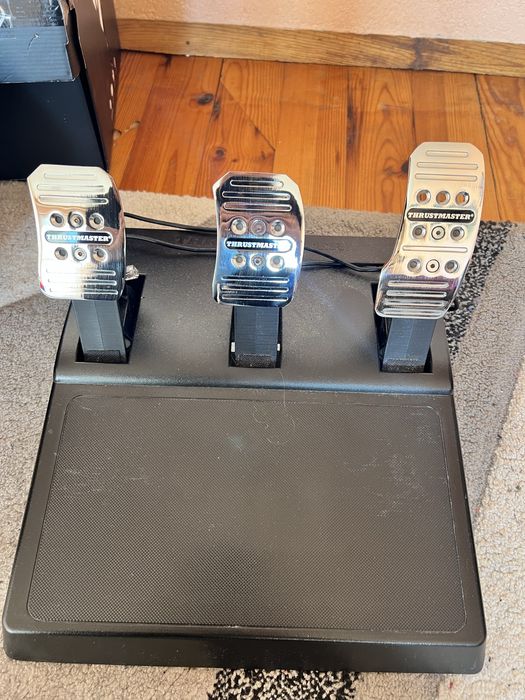 Продавам Thrustmaster T818 + Педали + 2 Волана + Desk Mount Kit