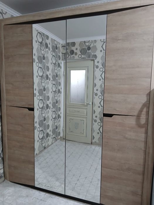 Красивый для спальной комнаты шифоньер