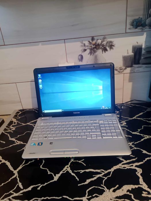 Vind laptop Toshiba i3