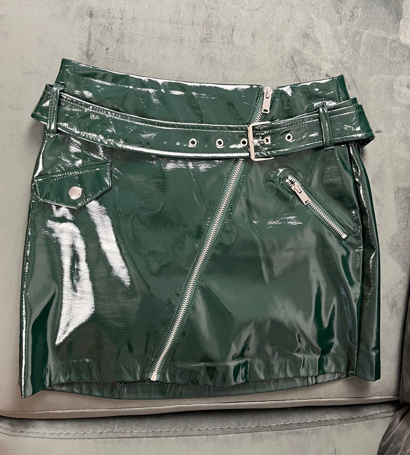 Vând fusta mini piele ecologica Bershka