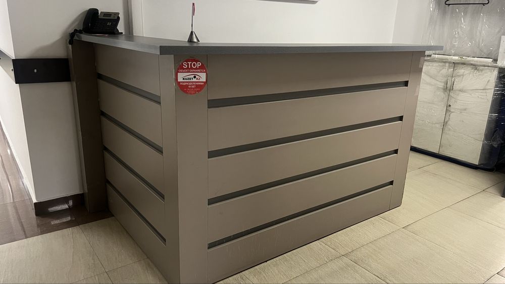 Рессепш стол для офиса, в нормальном состоянии.