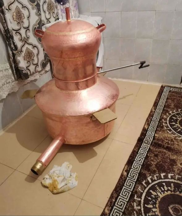 Vând un cazan de făcut pălincă din cupru alimentar cazanul are 11 găle